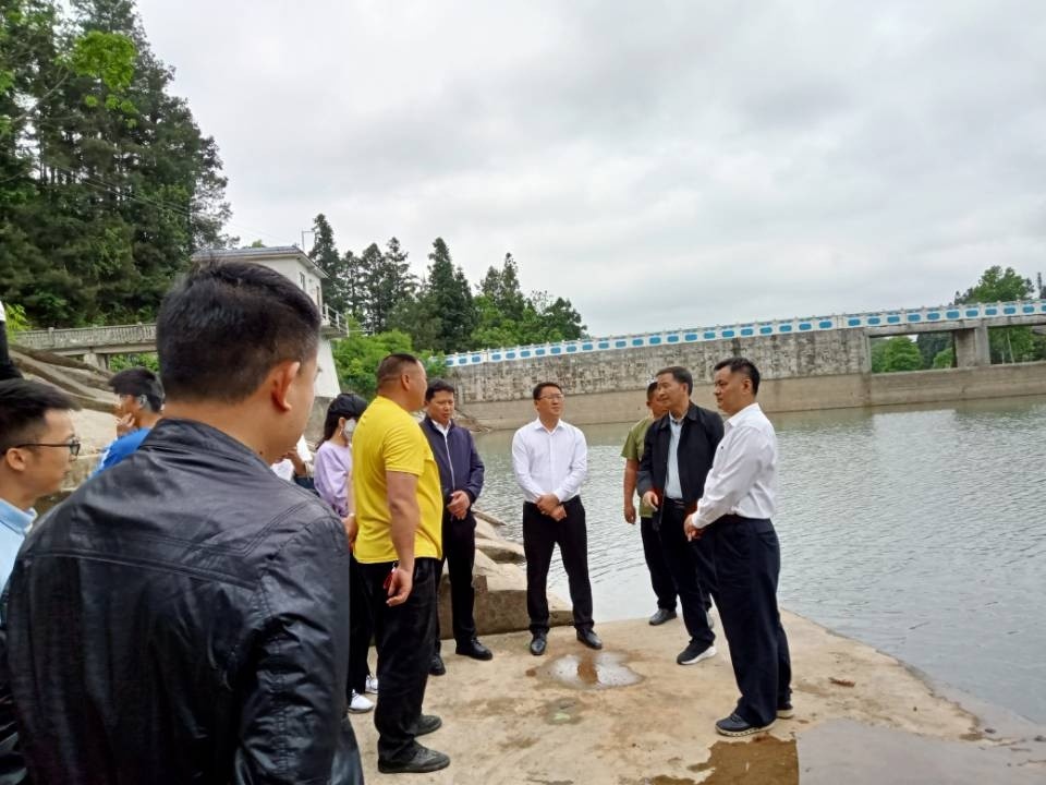 黔南州委常委州委统战部部长潘选率队到三都县龙江开展巡河工作