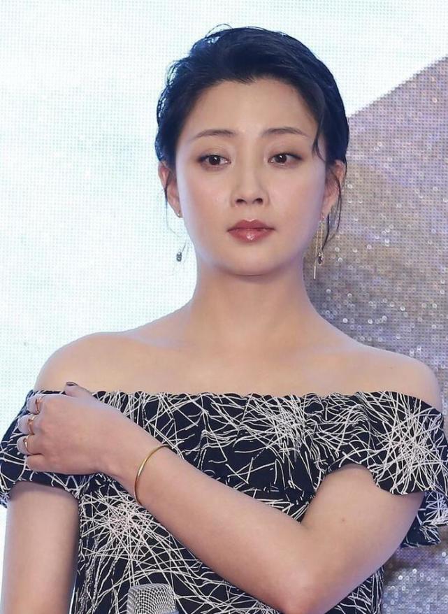 42岁殷桃最新写真大片曝光,集性感与可爱于一身,少女感十足