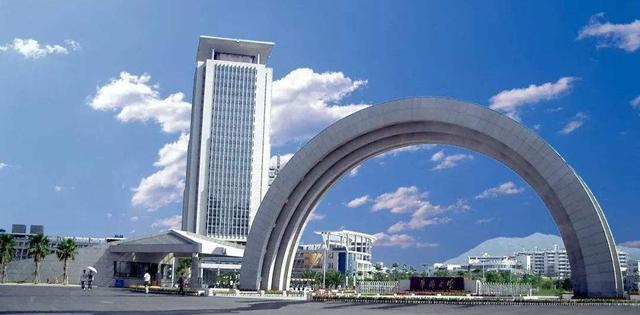 华侨大学于1960年在福建泉州成立,是中国最早引入董事会制度的大学之
