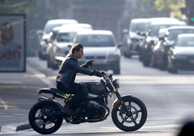 《碟中谍6》片场照曝光 阿汤哥骑着摩托车上演惊险追逐战