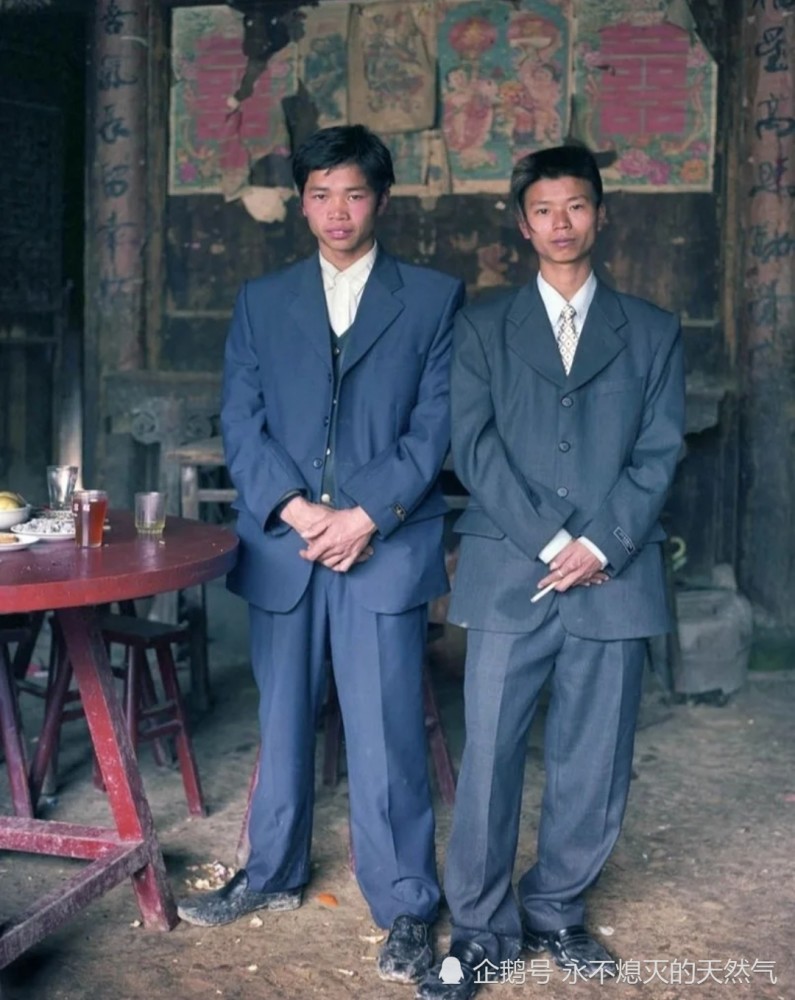 90年代穿西服的男人两三位身着宽大西服的农村青少年
