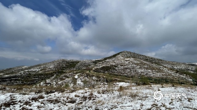 今天北京天气逐渐转为多云到晴,但白天气温仍较低,灵山山顶的积雪还未