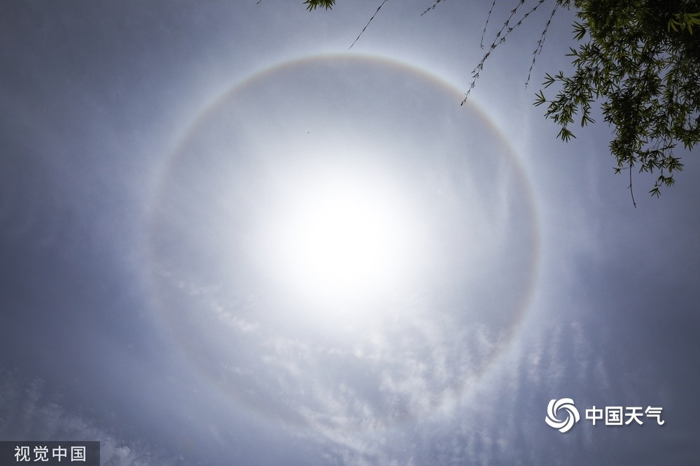 成都天空出现日晕七彩光圈光芒万丈