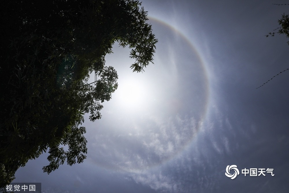 成都天空出现日晕七彩光圈光芒万丈