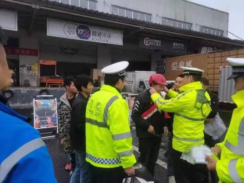 幸盔有你系住平安重庆交巡警开展一盔一带宣讲活动