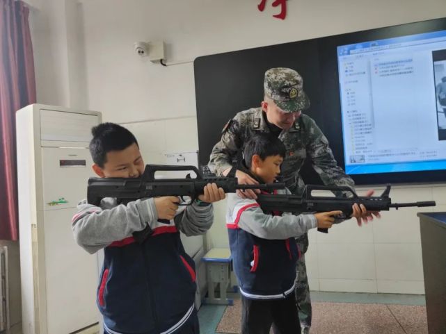 武器体验,同学们兴致高涨,纷纷上台体验,这不仅让同学们了解更多军事