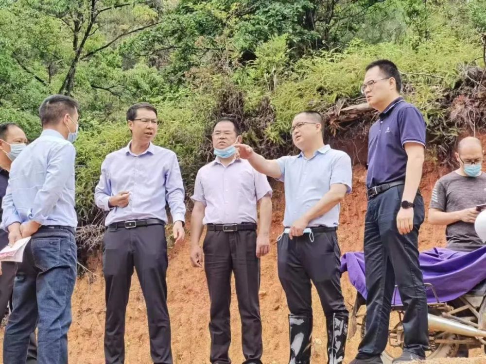 溪小流域水质超标问题,副县长钟桂林,廖新强带队到隔川镇进行现场调研