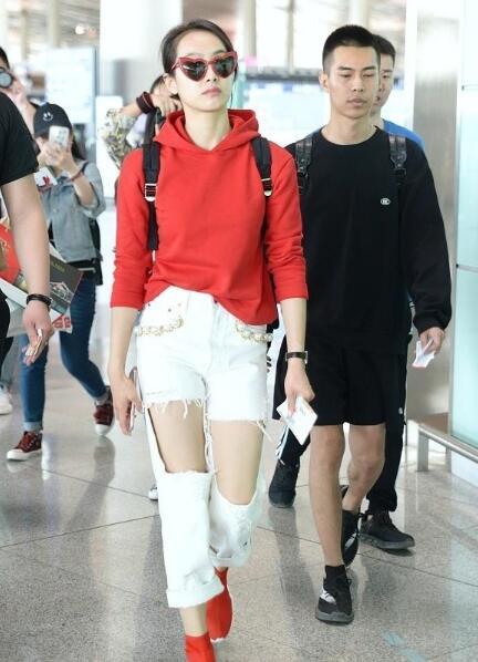 宋茜破洞牛仔裤现身机场 网友调侃想给宋茜女士众筹买裤子