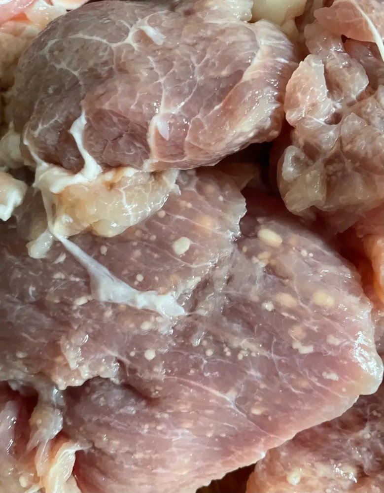 网上买的猪肉有这种白色颗粒状可以吃吗