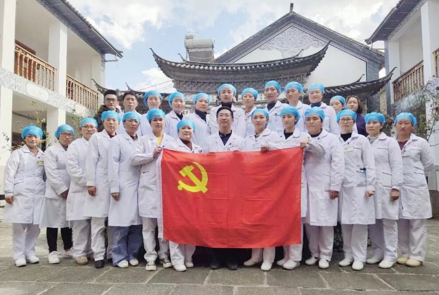 大理人物张建波皮肤科里的全能医生