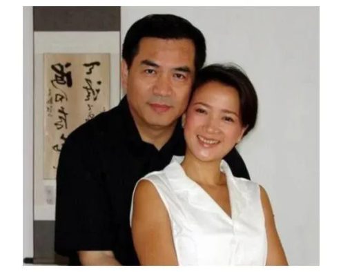 当年,许亚军带"世界第一美女"何晴回家,对妻子张晞说:我们离婚吧,我太