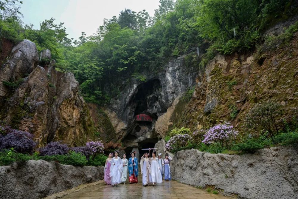 嶙峋,千娇百媚,栩栩如生,景区内溶洞资源与土家族民俗特色完美结合,在