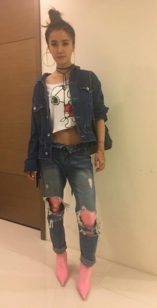 蔡依林晒近照 简单丸子头率性服装吸引粉丝热烈讨论