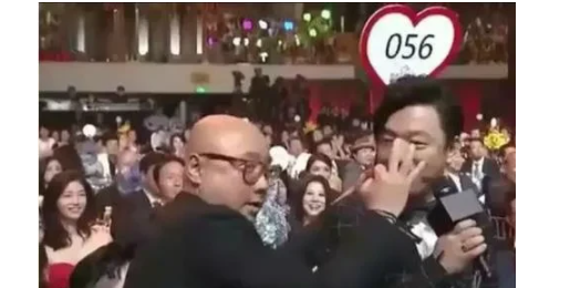 拍卖会上,黄渤相中一串钻石项链,大方出价250w,同场