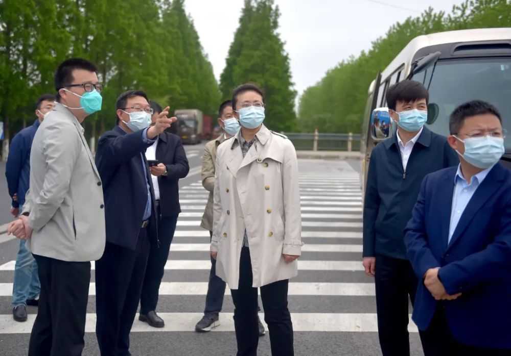 4月28日下午,南通市副市长,启东市委书记李玲率市教育体育局,卫健委等