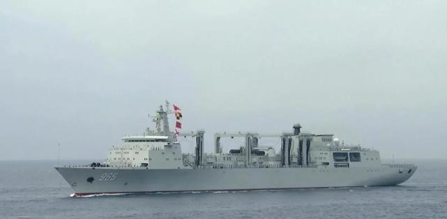 中国海军现拥有15艘各型补给舰,总吨位达38万吨,但和美军有差距