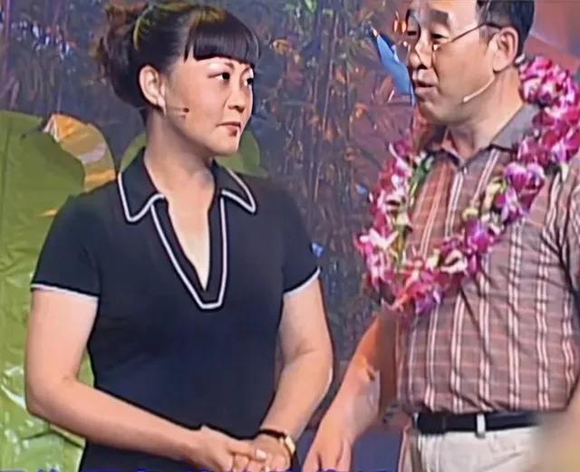 她要表演的小品是《产房门前》,她演一个孕妇.