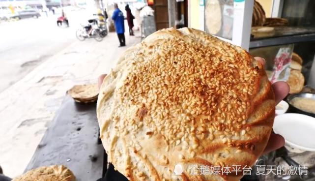 曹县大哥路边卖烧饼40年2元一个有4两重配垛子肉简直绝了