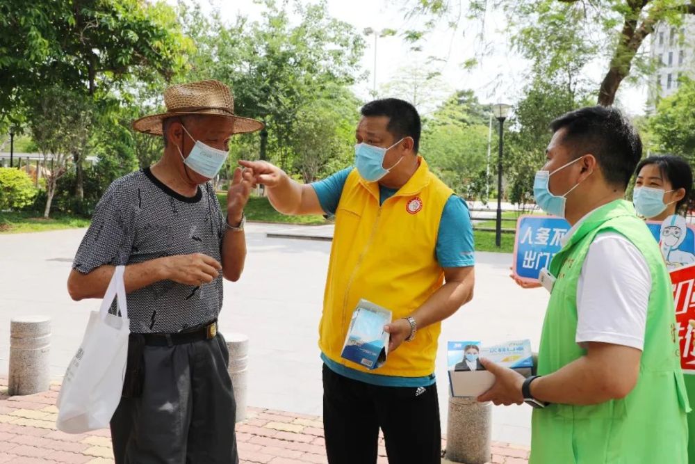 广度,通过led屏反复刊播"全民戴口罩"标语,利用移动喇叭,户外公益广告