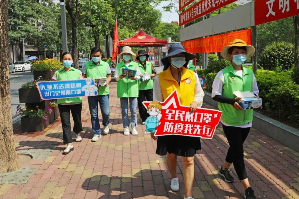 广度,通过led屏反复刊播"全民戴口罩"标语,利用移动喇叭,户外公益广告