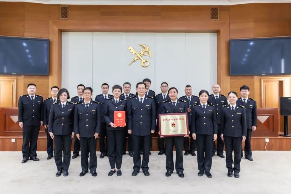 许大纯为卫生检疫司颁发全国五一劳动奖状奖牌