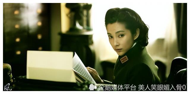 她饰演的"李宁玉"才识过人,穿军装有着不同的味道,她气质英武端庄,神
