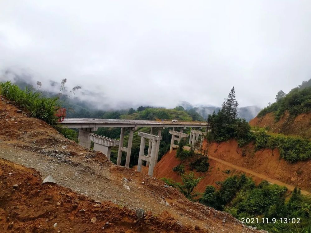 元绿高速公路项目迷卡1号大桥双幅贯通