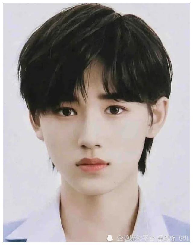 宋亚轩同个团的宋亚轩也是今年考,也是取得了中戏复试第11名的好成绩.