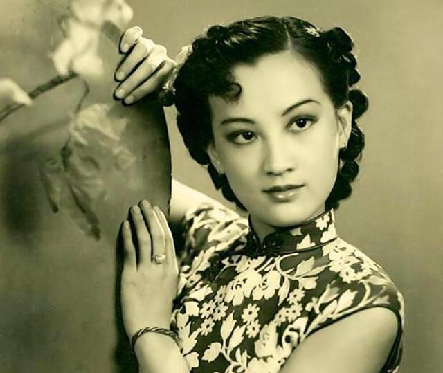 她是民国著名交际花,挺着大肚子被丈夫抛弃,生下的女儿家喻户晓