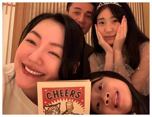 小s小女儿许老三晒自拍淡妆出镜皮肤白皙网友夸赞美得像公主