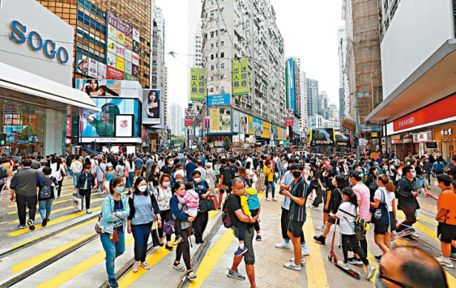 恰逢复活节,香港的街头人来人往,购物如常.