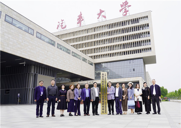 西安汽车职业大学人文学院聘请李荣为特聘教授张龙为客座教授