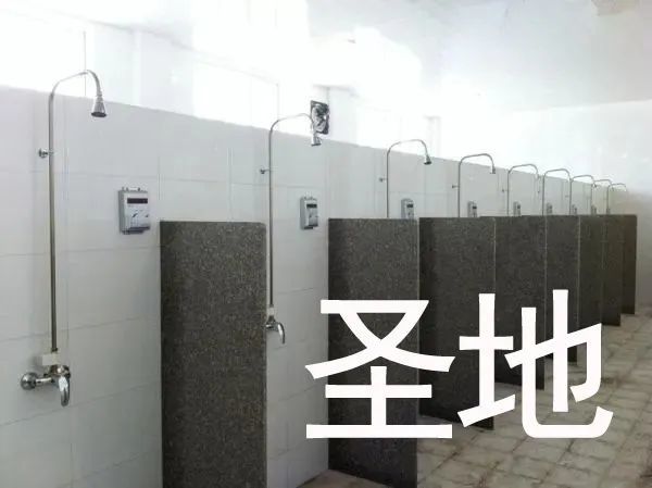 上海理工大学一男生因为在女澡堂拍视频发到网上遭到"网暴,并引发