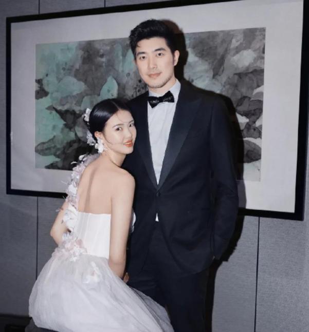 这是张常宁和吴冠希发布的第二套结婚照.