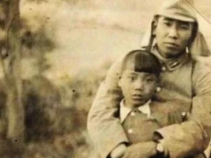 日本鬼子罕见老照片鬼子怀里的中国小女孩眼神让人看了揪心