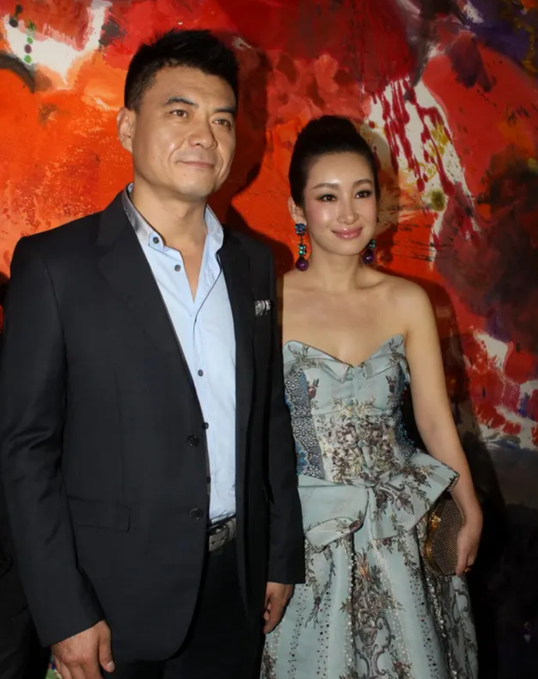 由于之前王新军和唐静离婚的时候并没有官宣,很多不明真相的人看到他