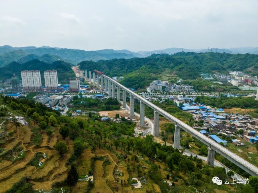 正在加紧推进施工进度叙毕铁路贵州毕节段由中铁十九局承建的近日