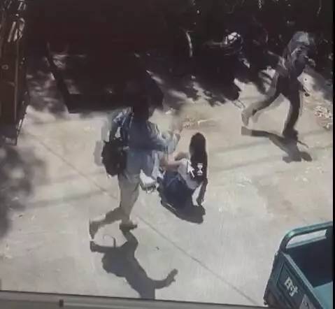 男子济南街头猥亵长发女孩 骑在她身上脱衣服