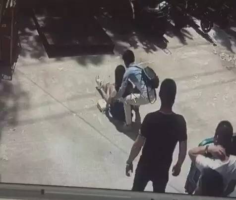 男子济南街头猥亵长发女孩 骑在她身上脱衣服