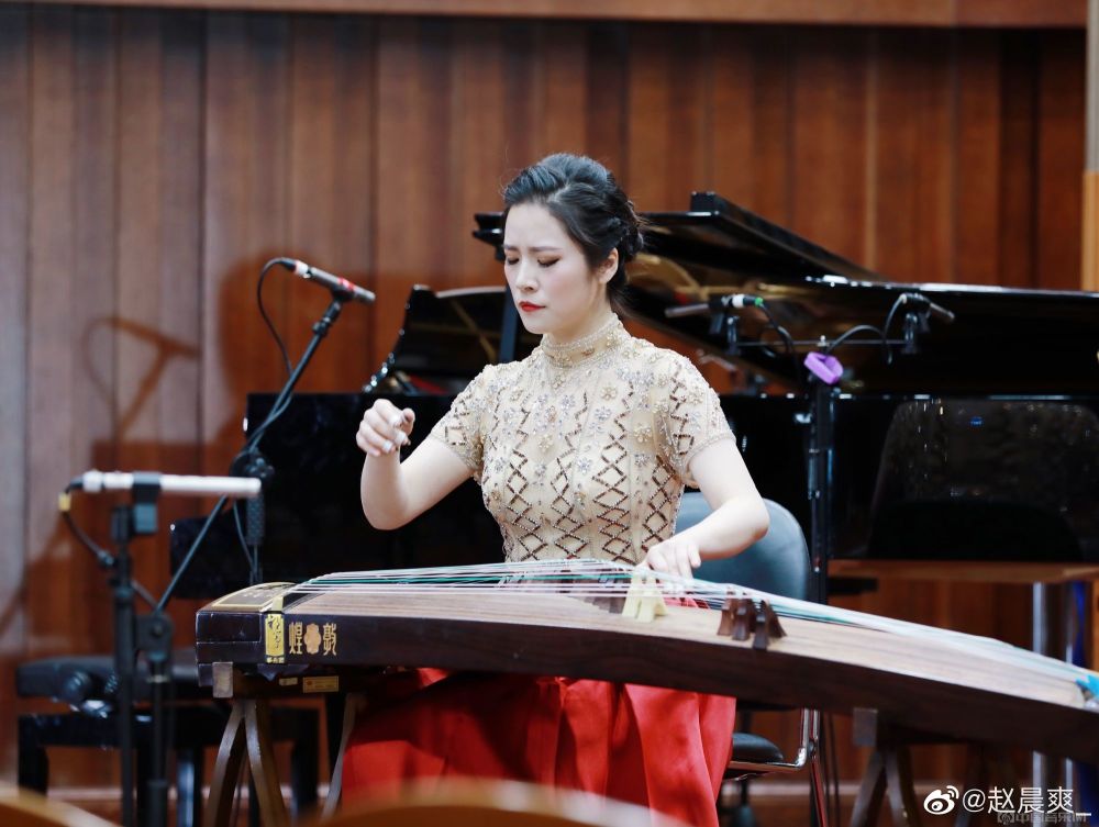 赵晨爽自幼习筝,先后师从古筝演奏家,教育家李庆丰教授,中央音乐学院