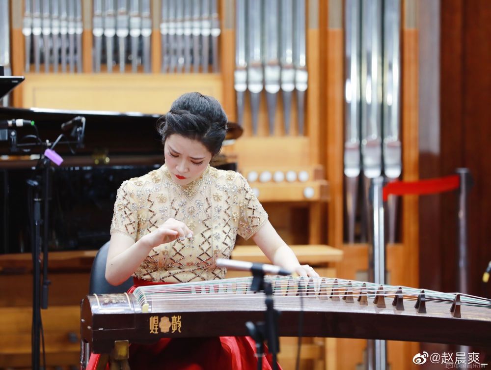 赵晨爽自幼习筝,先后师从古筝演奏家,教育家李庆丰教授,中央音乐学院
