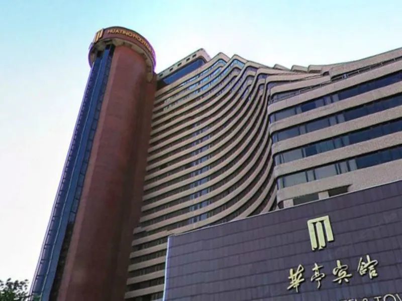 上海前些年在徐家汇附近造了一家豪华的国际宾馆,叫华亭宾馆.