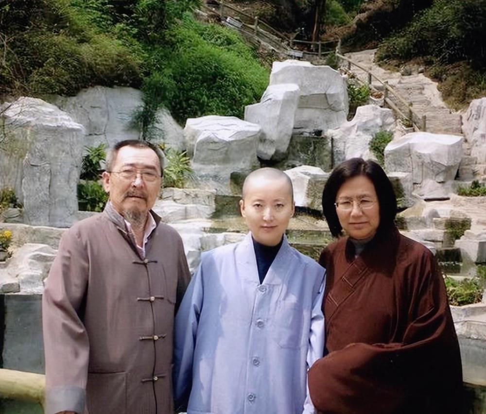 陈晓旭与父亲和姑妈2007年大年初二,郝彤将父母和岳父母召集到家里.