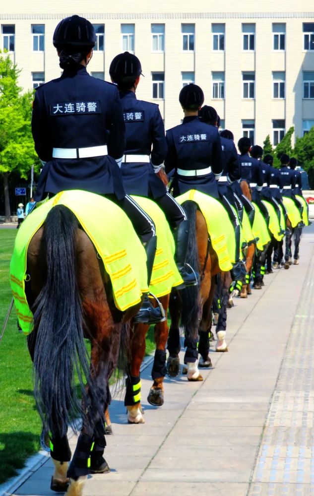 五一劳动节大连骑警亮相在人民广场