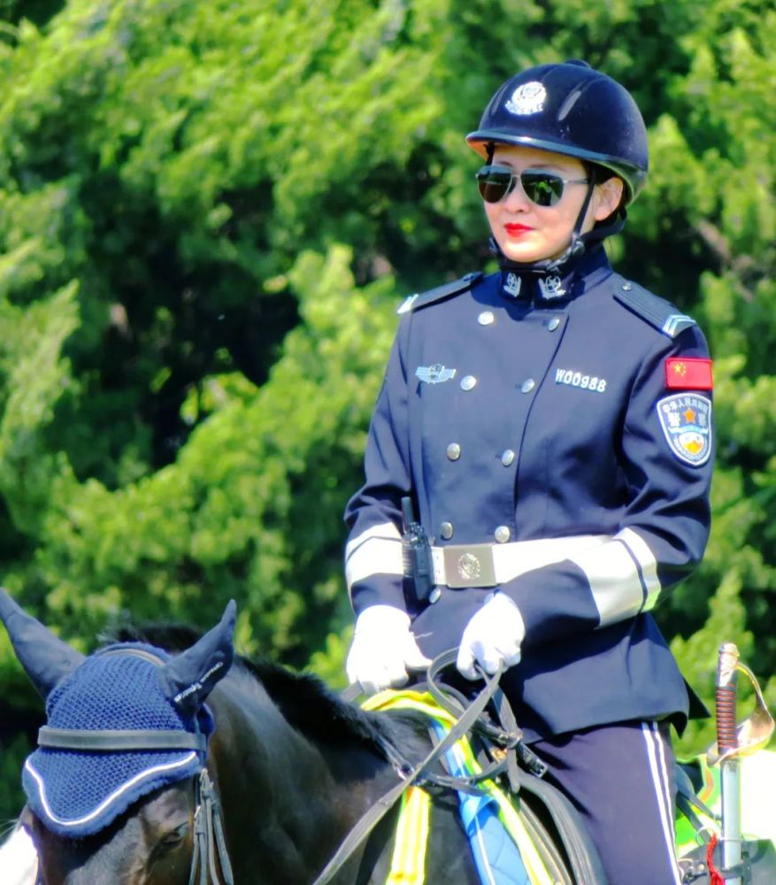 大连骑警在大连市人民广场执勤巡逻,成为节日里的一道靓丽的