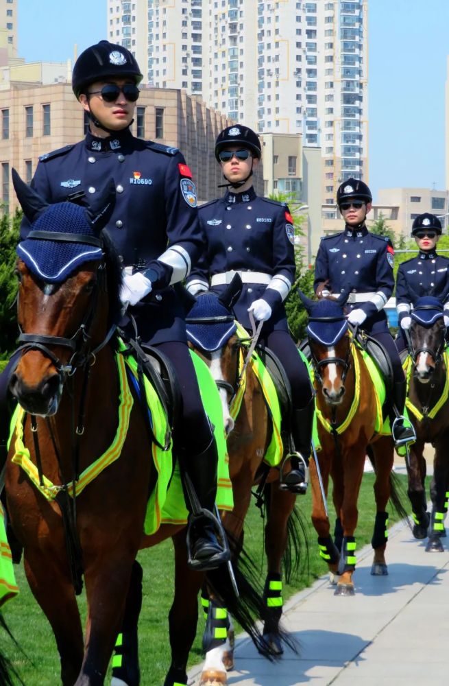 五一劳动节大连骑警亮相在人民广场