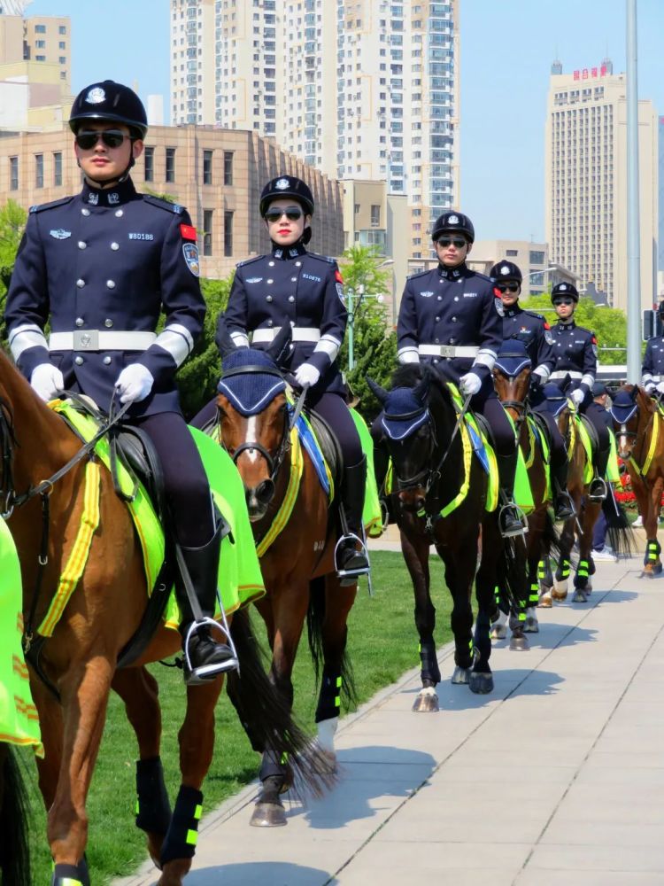 五一劳动节大连骑警亮相在人民广场