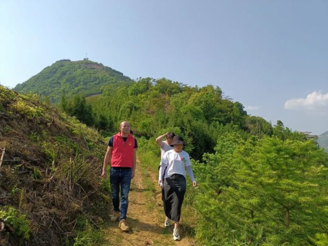 吴华江,男,侗族,现年35岁,中共党员,现任百色市公安