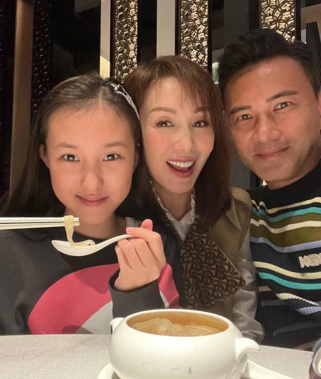 林文龙郭可盈带女儿去吃饭庆祝恋爱27周年 一家三口