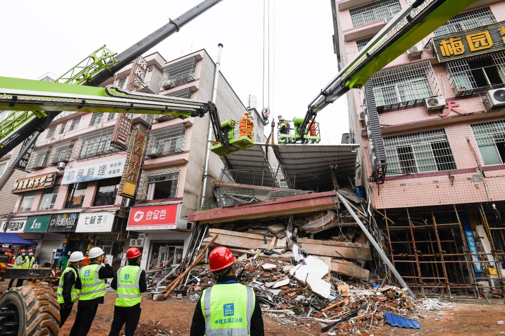 5月1日,救援人员在湖南长沙居民自建房倒塌事故现场进行救援.